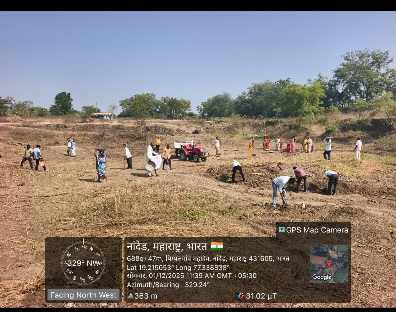 श्रमदान मधून गाव तलाव तयार करणे